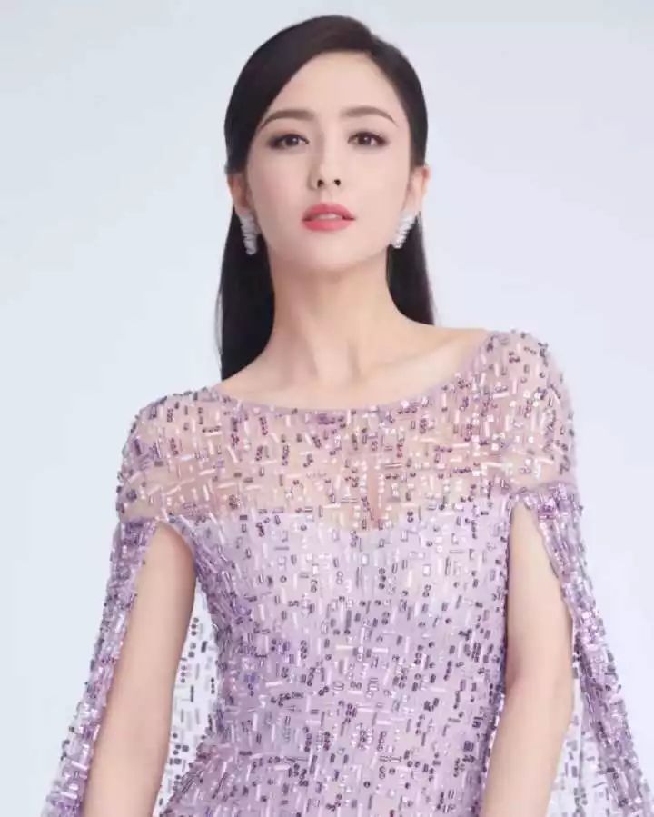 从新疆小女孩,到央视春晚主持人,她都经历了什么?