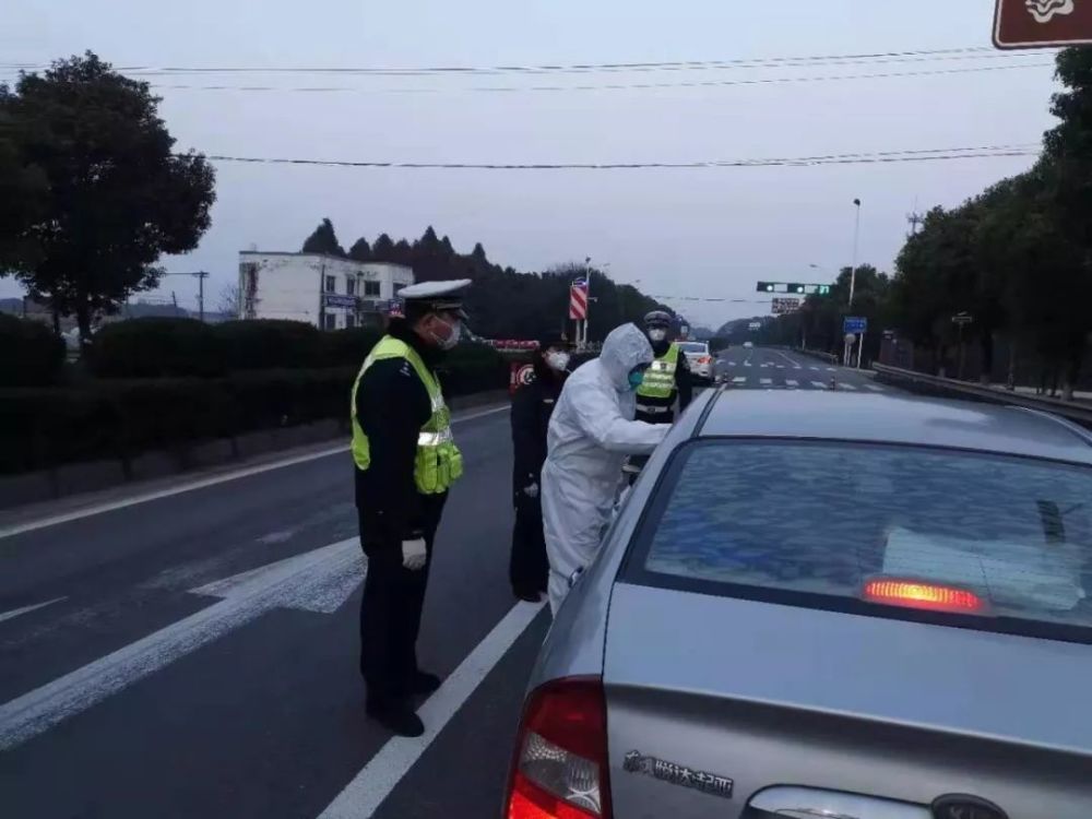提前开启车窗 准备好身份证驾驶证行驶证 怎样快速通过交警检查?