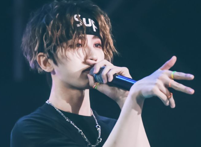 同样是男星戴发带:肖战帅气,王一博霸气,看到蔡徐坤:太优越了