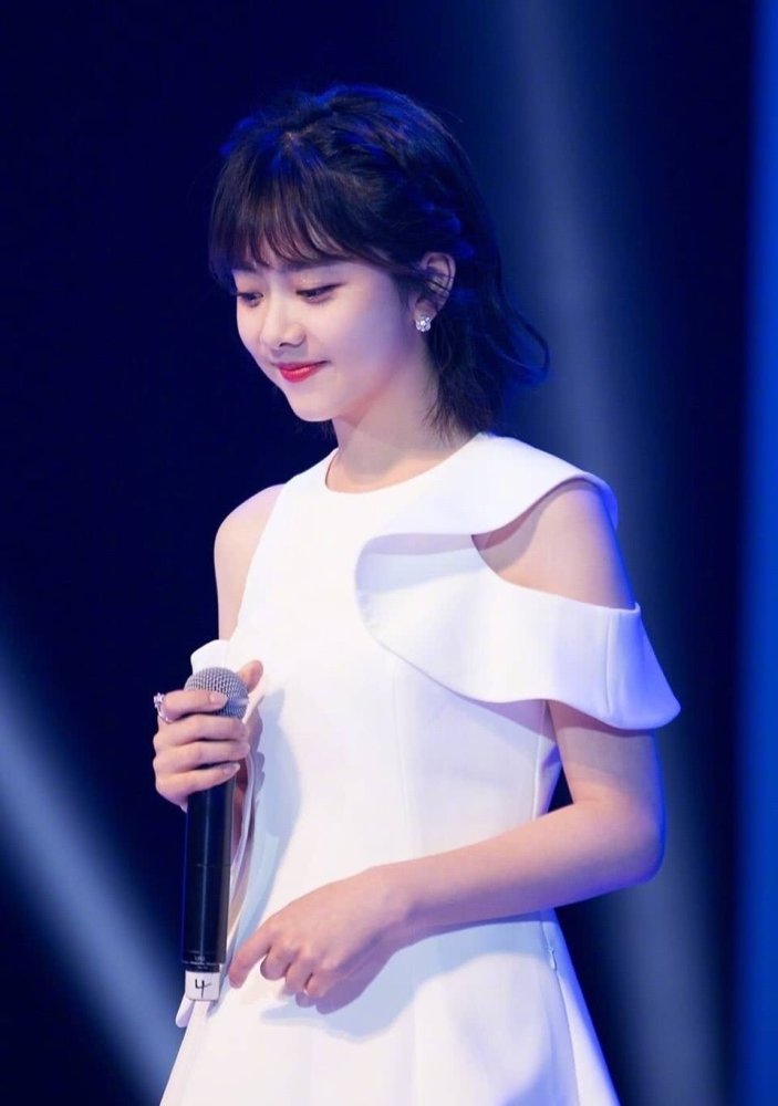 谭松韵终于"长大"了,披肩卷发拍证件照,美丽飒爽,女人