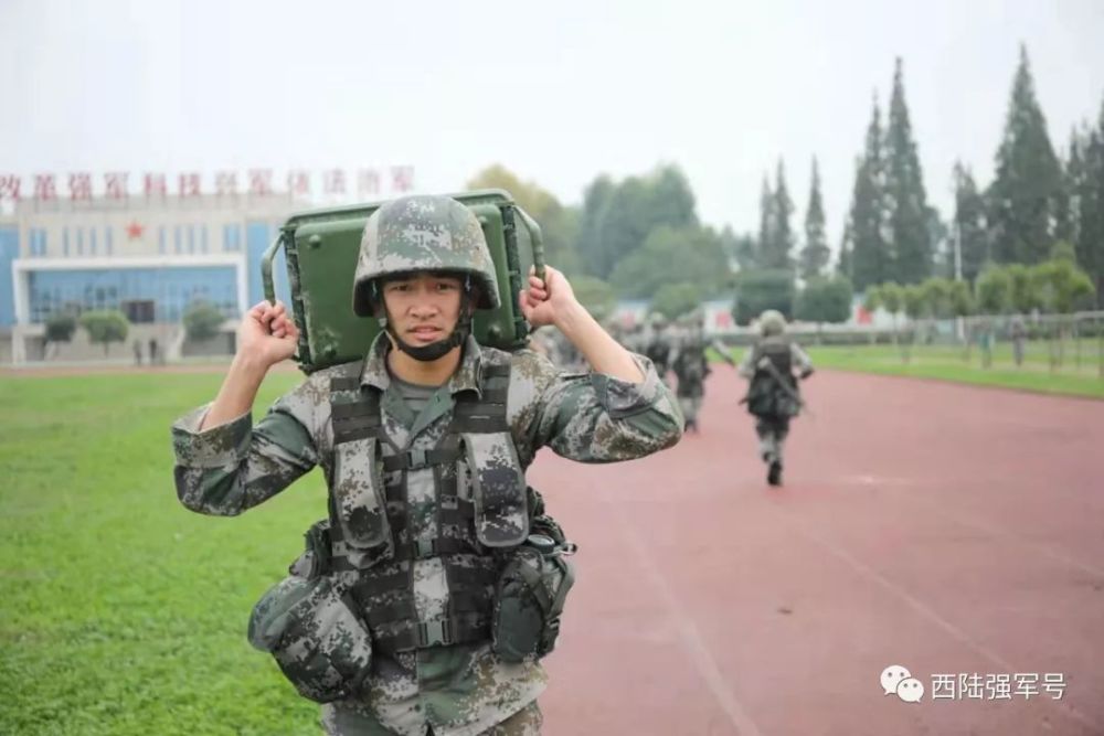 2017年,王铭因为表现优异提干,到陆军炮兵防空兵学院上学.