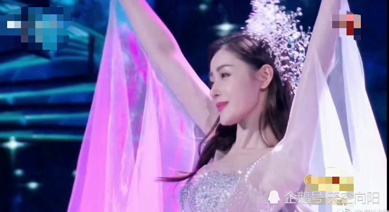 张天爱春晚跳舞节目,头戴"雪花"仙气飘飘,出场惊艳观众!