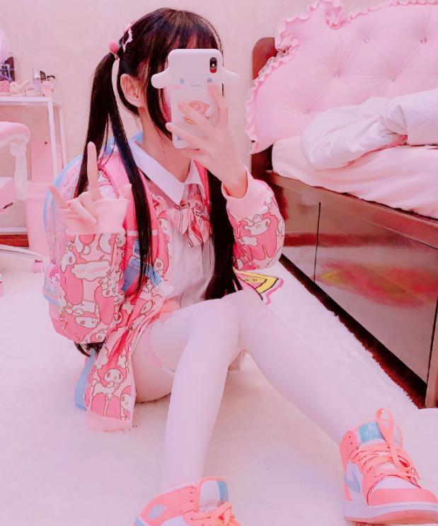 蔡萝莉翻出老照片,双马尾背小书包,粉丝爱极了她却不喜欢?