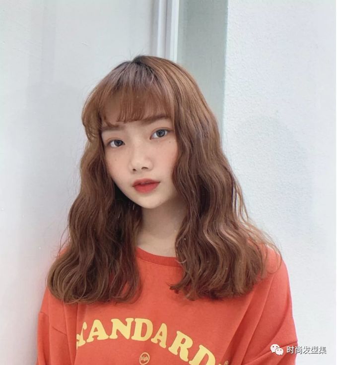 齐肩水波纹, 有点类似于海藻卷发, 带有纹理感的卷发显得更自然, 随