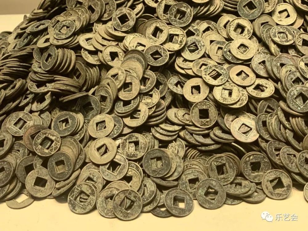 据考古专家估算,这里埋藏的钱币相当于汉代中期全国一年铸币量的1%.