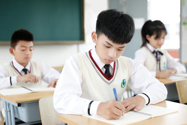 学生写字过大被老师批注恶心:孩子刚上小学,字究竟该咋写
