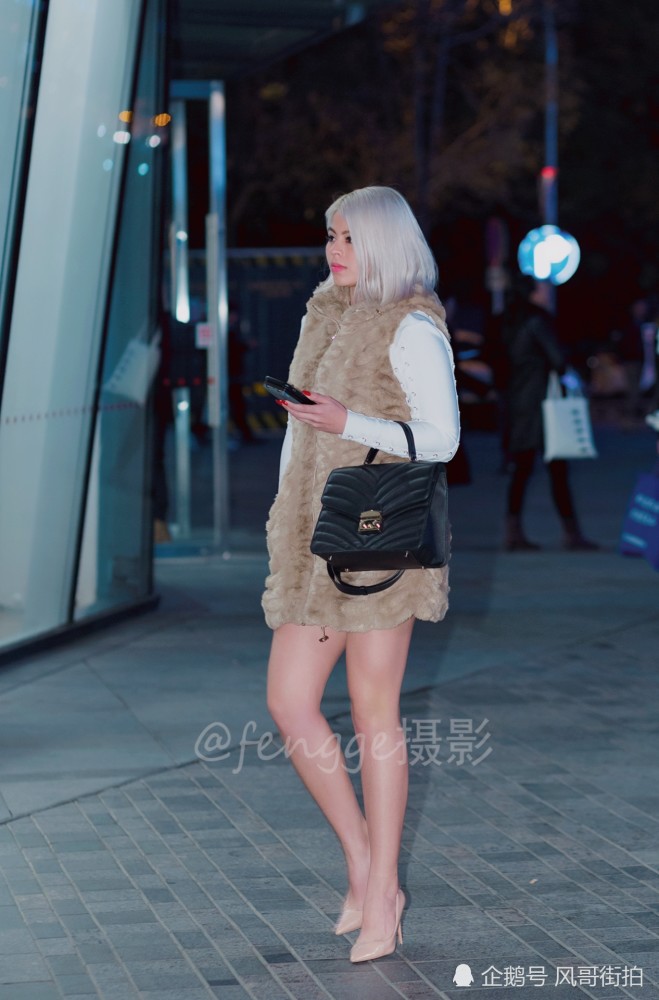 下面光腿穿着裸色的尖头细高跟鞋的外国美女现身三里屯