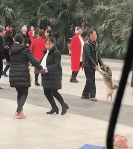 大家在跳广场舞其中一名大爷引起注意都说年轻时对老伴好些吧