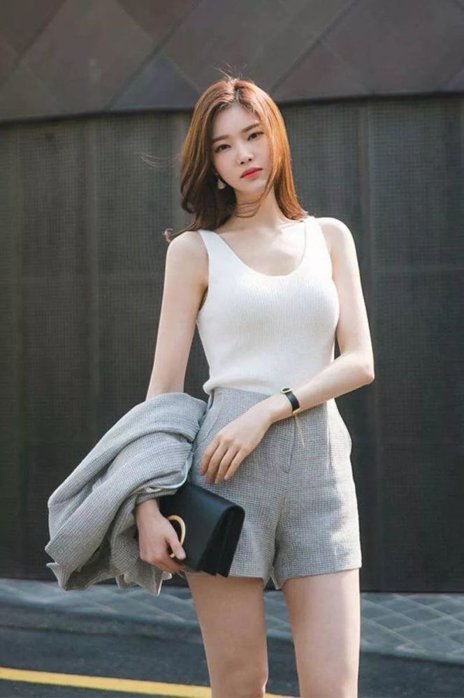 高跟鞋搭配美女,凸显出一种美丽的气质