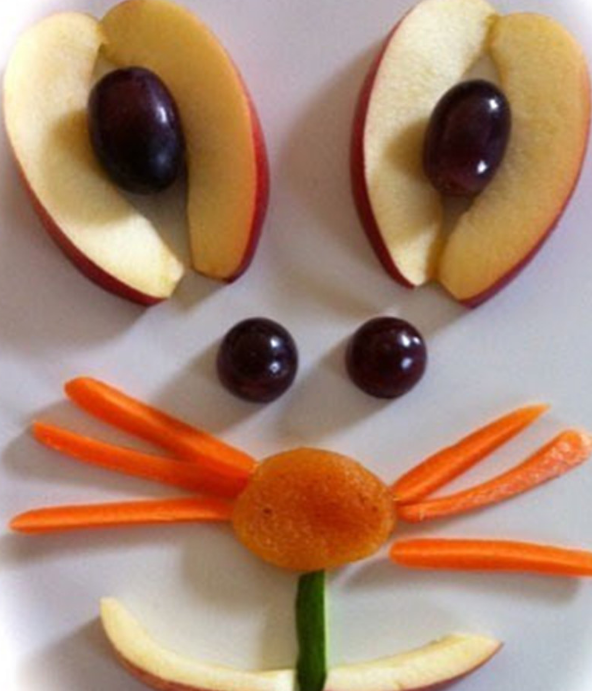 最后这位网友更加有创意,用水果摆的图案很有意思.