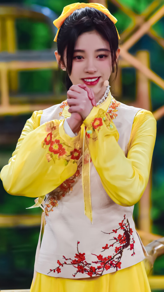 鞠婧祎亮相2020央视春晚 黄色服饰小仙女可爱爆棚
