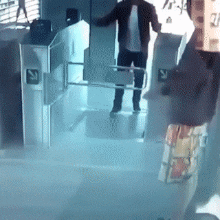 搞笑gif图段子:给各位介绍一种低成本的女装方法!