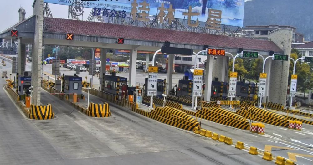 市区高速公路收费站 桂林北高速收费站车流量正常.