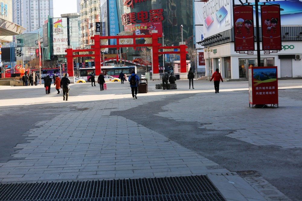 沈阳防控新型肺炎疫情 步行街中街逛街人稀少