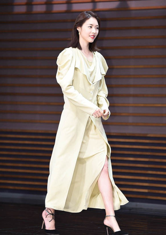 李沇熹一袭米色长裙轻松甜美亮相,身型高挑纤细,清秀甜美!