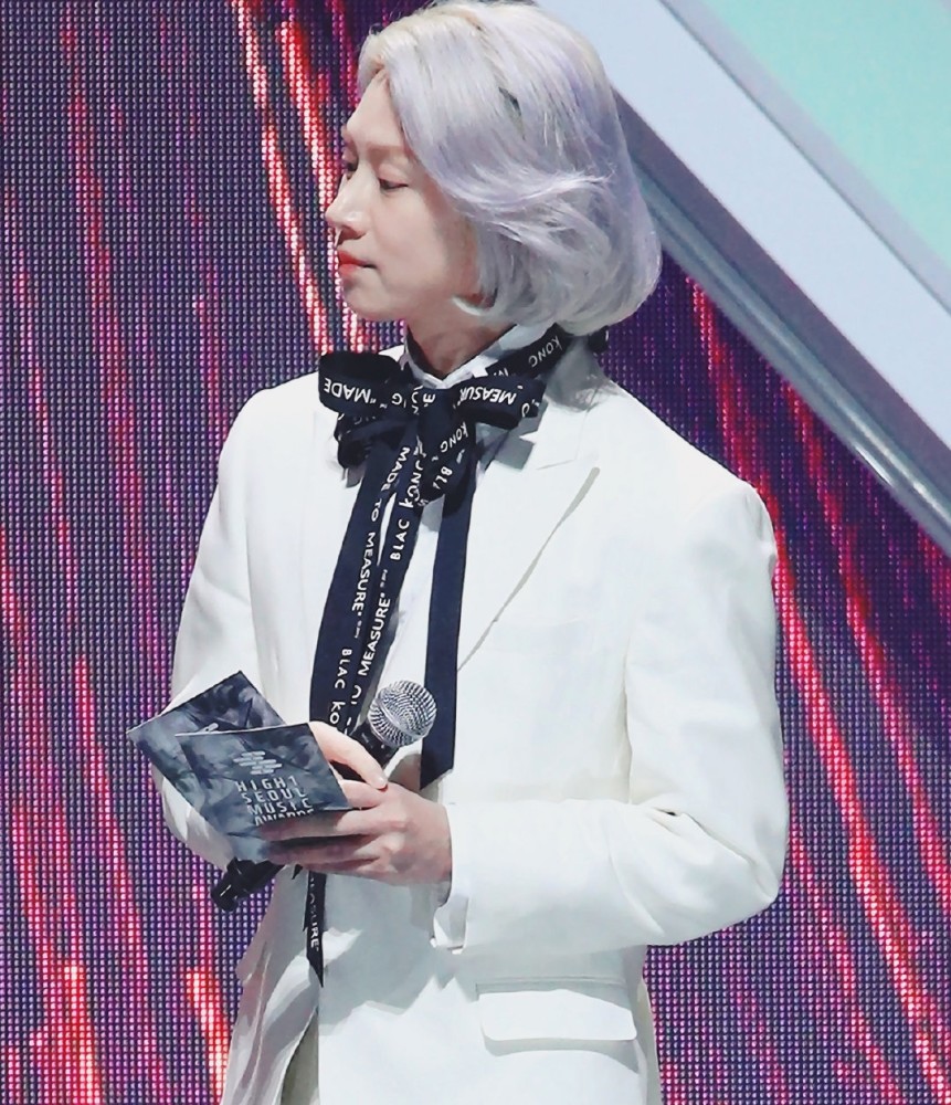 金希澈momo认爱后首同场,主持人多次调侃引粉丝不满,粉丝直怼男方