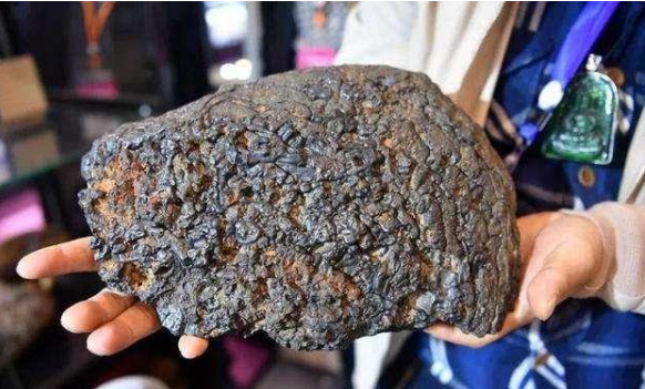 世界上最昂贵的石头,1克价值2亿,专家:捡到也未必是件