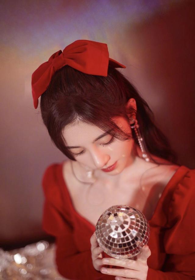 鞠婧祎穿红色连衣裙时尚又甜美,非常好看,建议收藏