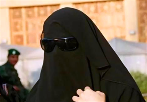 迪拜街头遇到穿黑袍的女人,一定不要主动去搭讪,否则会追悔莫及