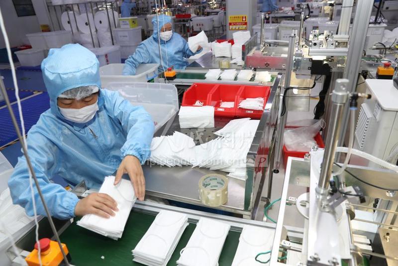 2020年2月1日,江苏省南通市一出口纺织品企业工人们在生产车间加工