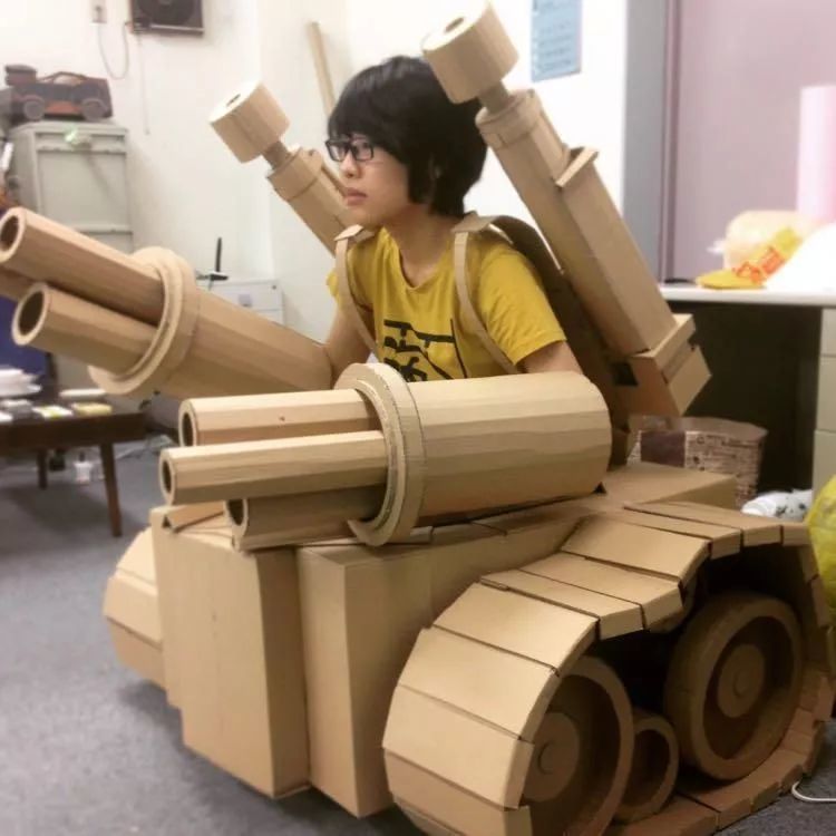 女大学生用纸板做出坦克大炮,变废为宝!