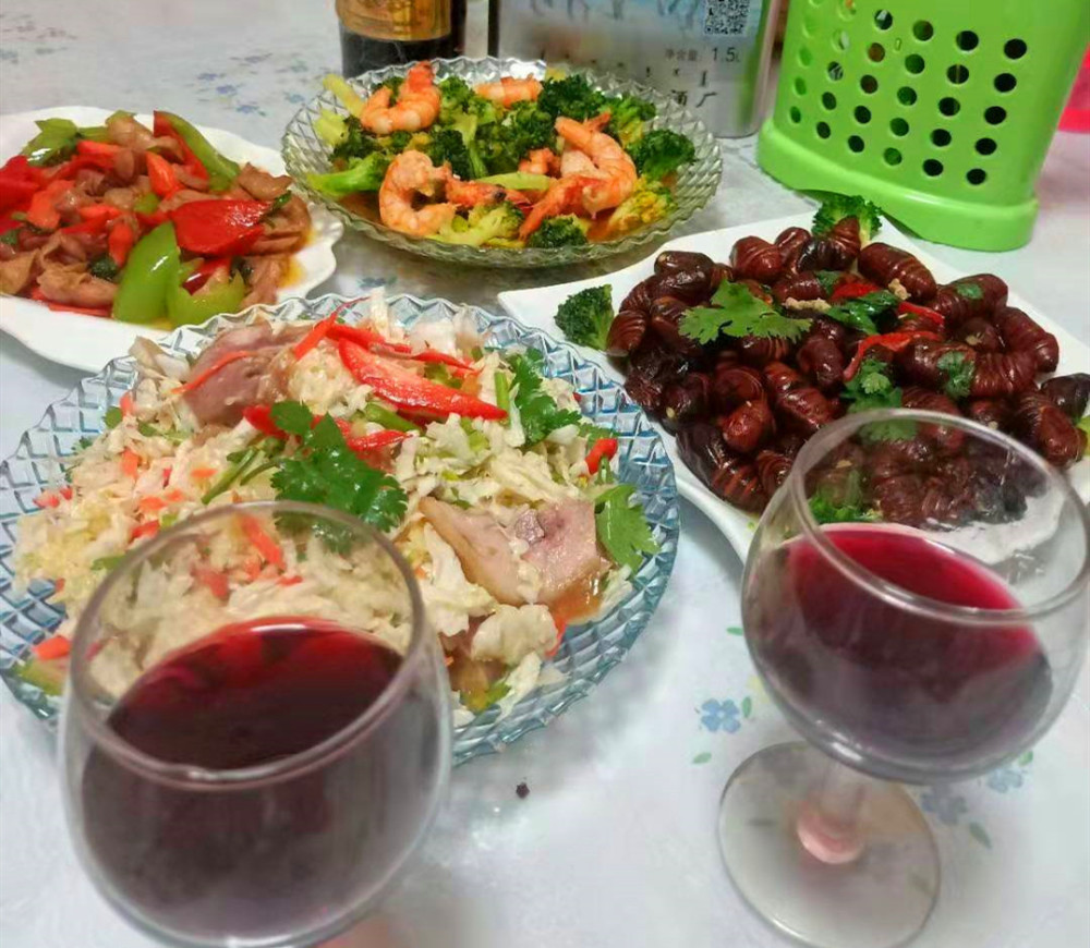 一家三口的日常午餐,发朋友圈炫耀,却被吐槽:悠着点吃