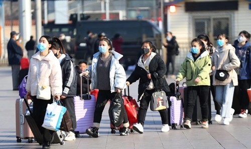 2020年1月31日,北京站,旅客戴口罩防护.(中国日报记者 邹红 摄)