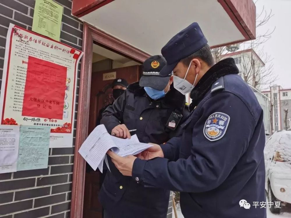 群众们说: "警察真的挺辛苦的,看着他们连夜奋战,不眠不休,看着都心疼