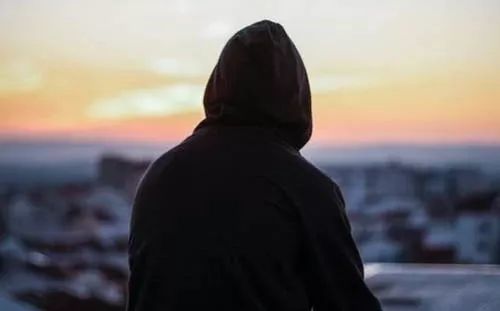 就如才华水木君所说:"与其在一群人的狂欢中感到寂寞,不如在一个人的