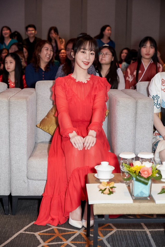 杨紫有多爱红裙,缎面领带款端庄大气,水红薄纱款温柔优雅
