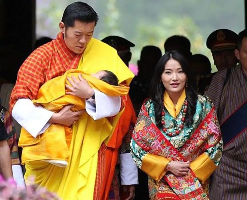 不丹美女王后2月初次现身,把王子放身前遮孕肚,发福后