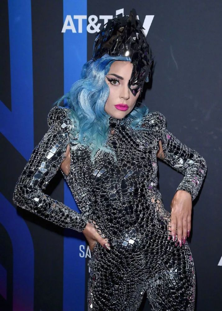 ladygaga服装,ladygaga的奇葩服装 ladygaga又出新造型,"钢铁盔甲"武装全身,芭比粉口红却成亮点