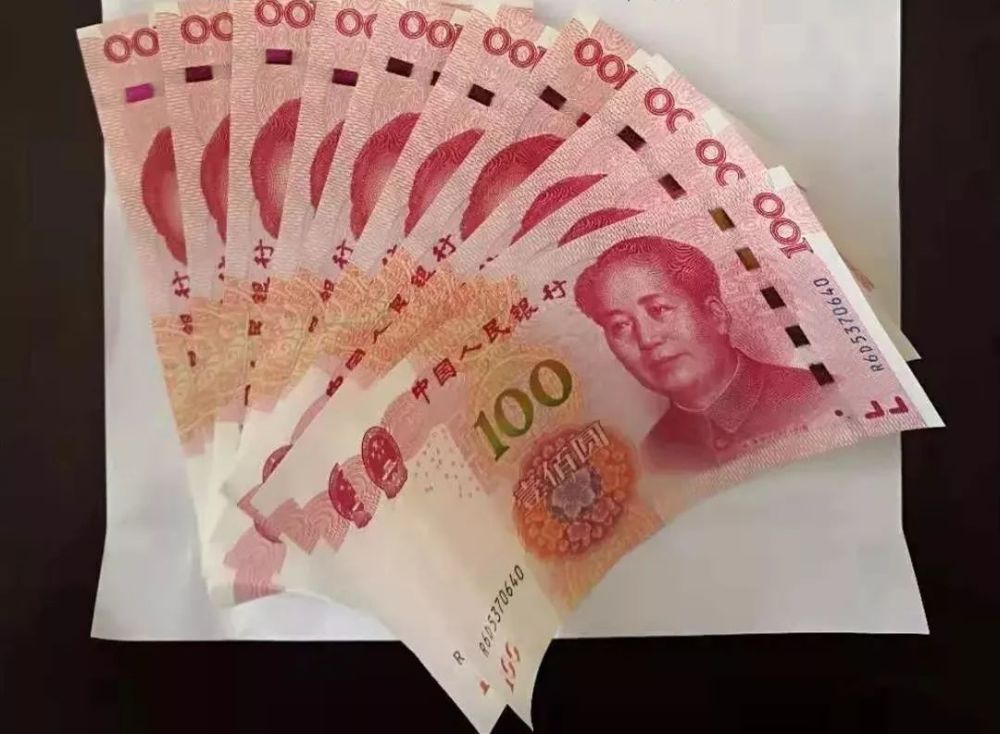 来到西峰公安分局 递来一个纸包说: " 孩子要把他今年的1000元压岁钱