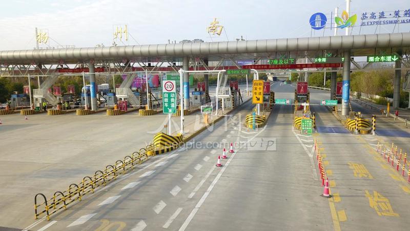 2月2日,车辆免费通过在扬州南收费站(无人机拍摄).