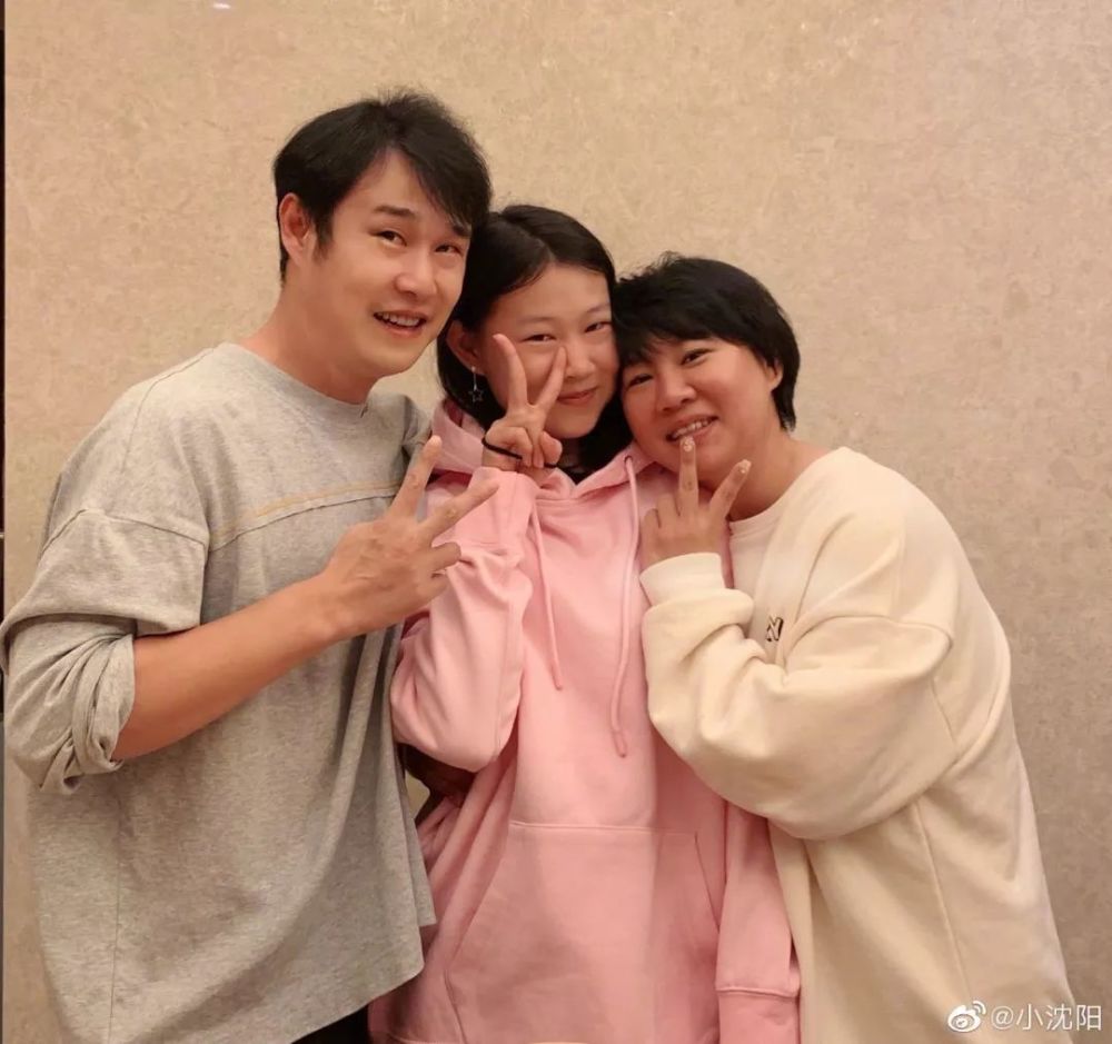 小沈阳罕见晒全家福,14岁女儿长相逆袭,和甜馨一样大变样