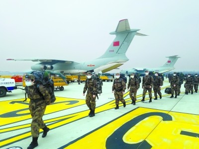 空军8架飞机紧急空运,军队支援湖北医疗队抵达武汉