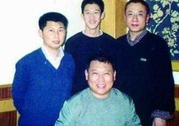 当年如日中天的何云伟为何离开德云社,他对郭德纲落井