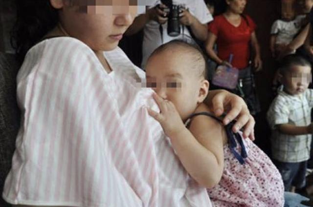 宝妈公交车哺乳,被老大爷指责"不要脸",年轻妈妈的回复很给力