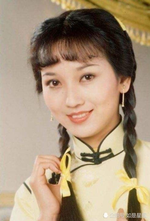 这个黄衣裳的冯程程,在八十年代女孩中引发了"程程辫"