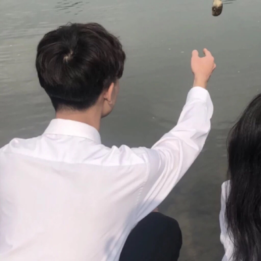 甜腻情侣头像:少年白衫单车嘴角上扬,我爱的干净模样!