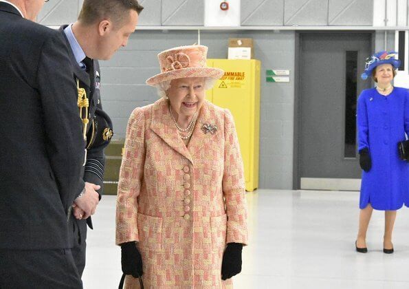 93岁英国女王也扮嫩!穿桃粉色大衣太甜了,粉嫩的颜色你都难驾驭