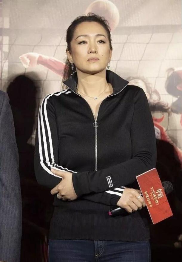 54岁巩俐太霸气,穿黑色运动服"真空上阵",扎马尾神采奕奕