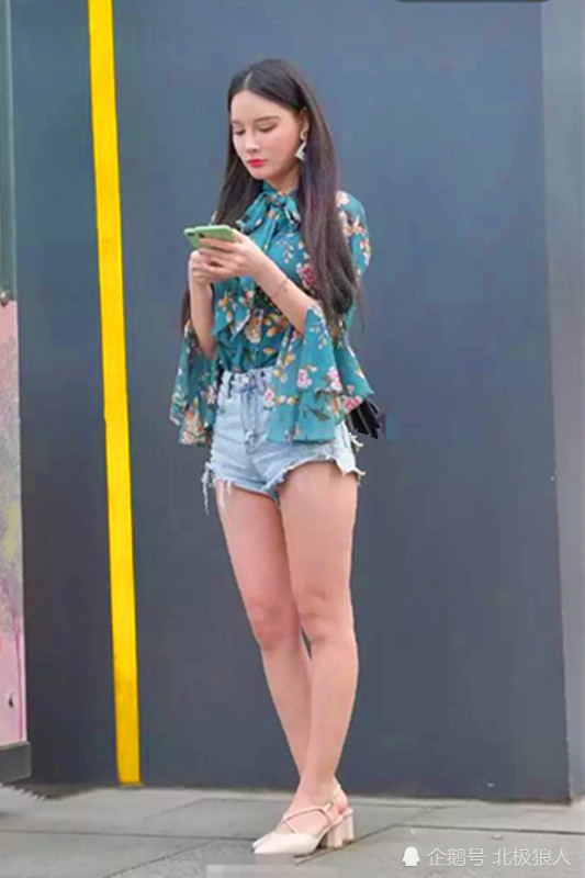 街拍,高跟鞋展示美丽姐姐的迷人风姿,走到哪里都是焦点