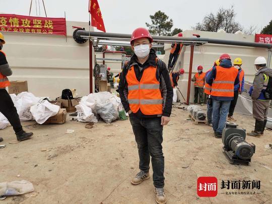 是7000余名工人的日夜奋战,其中不少是来自各地的志愿者,彭中田就是