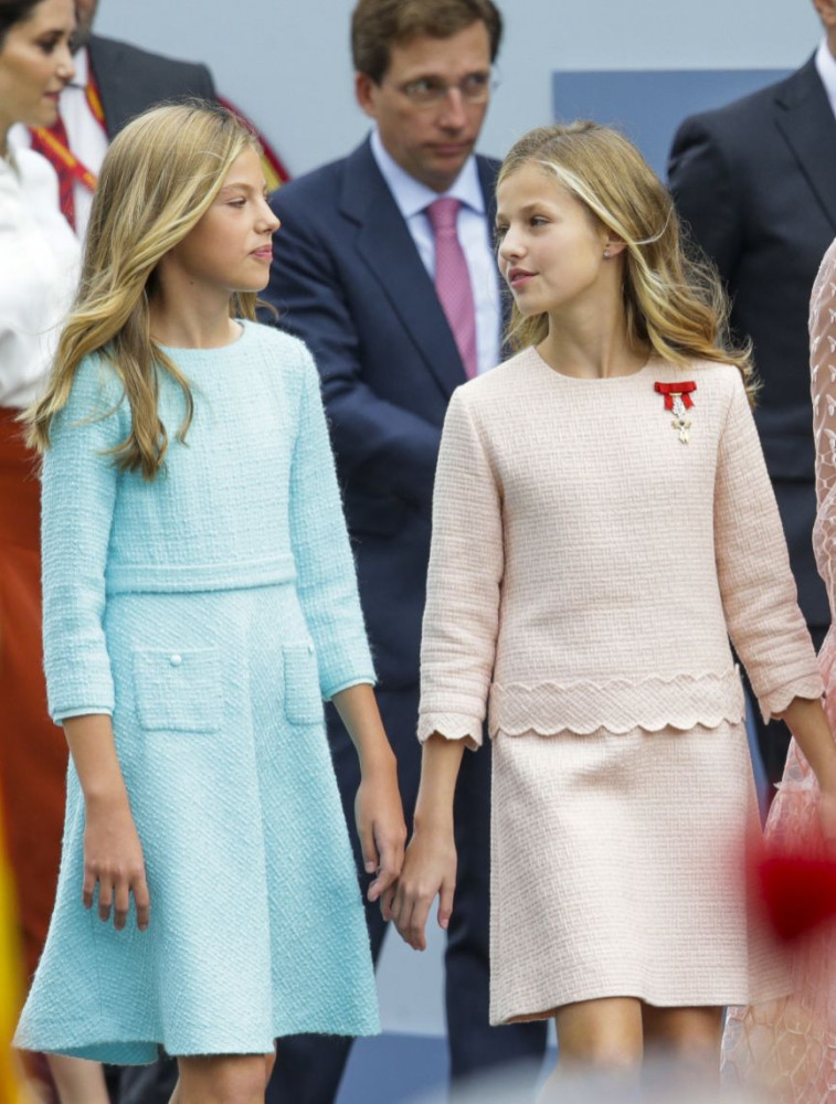 13岁西班牙公主姐妹花寒冬光腿穿大衣,气质绝美不愧王室门面担当