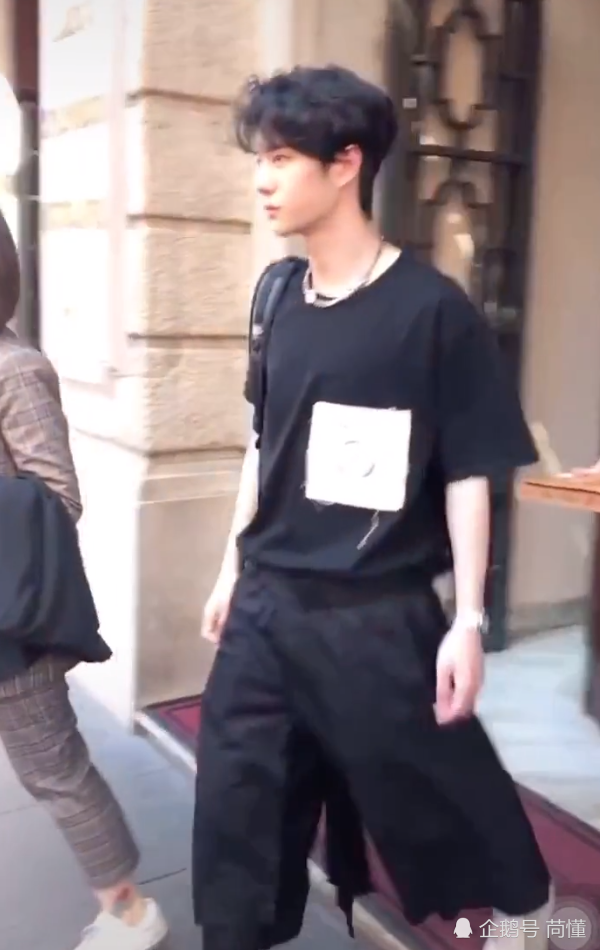王一博首穿"小裙裤",就穿出全网女生都爱的小脚脖:求宝贝裙裤链接