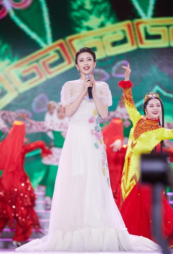 佟丽娅春晚被毙造型好美!穿渐变长裙典雅大气,古风造型好有神韵