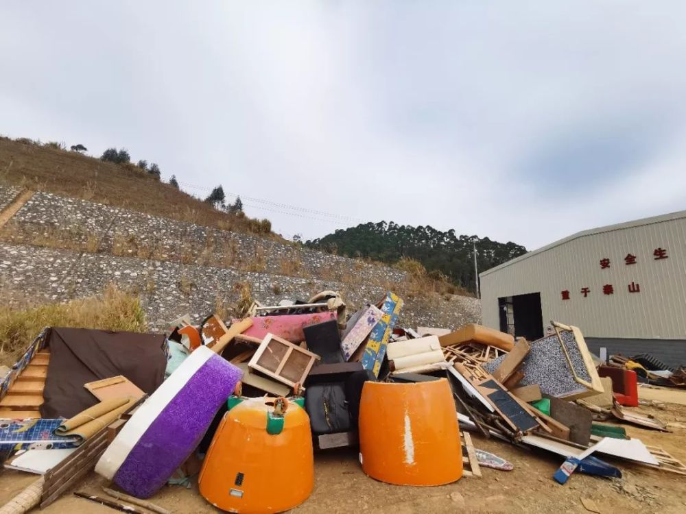旧沙发三五分钟变碎,龙岩大件垃圾破拆处理厂投用啦