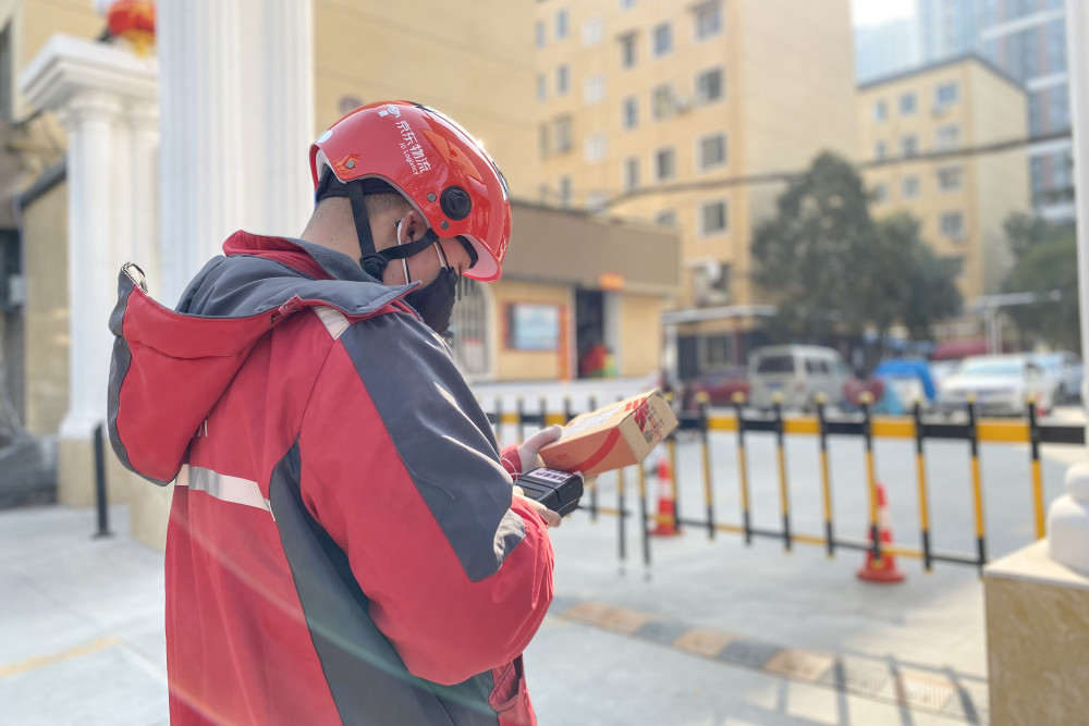 暖哭!"无接触"配送后,快递小哥被客户的这些话感动