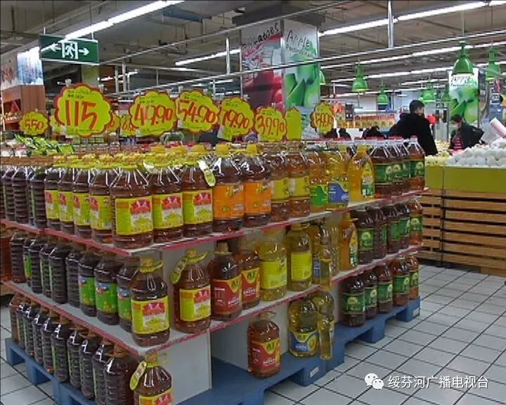 在水果区苹果,橘子,香蕉等供应充足,在粮食区,各种米面油摆在货架上